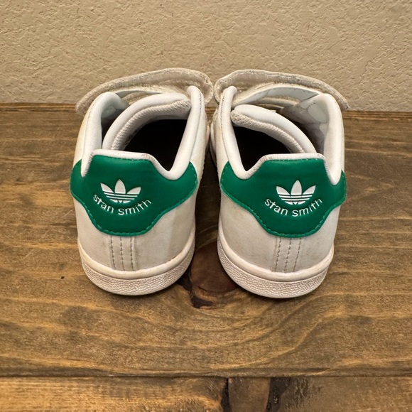 Adidas white toddler shoes size 9.5 - Picture 2 of 6